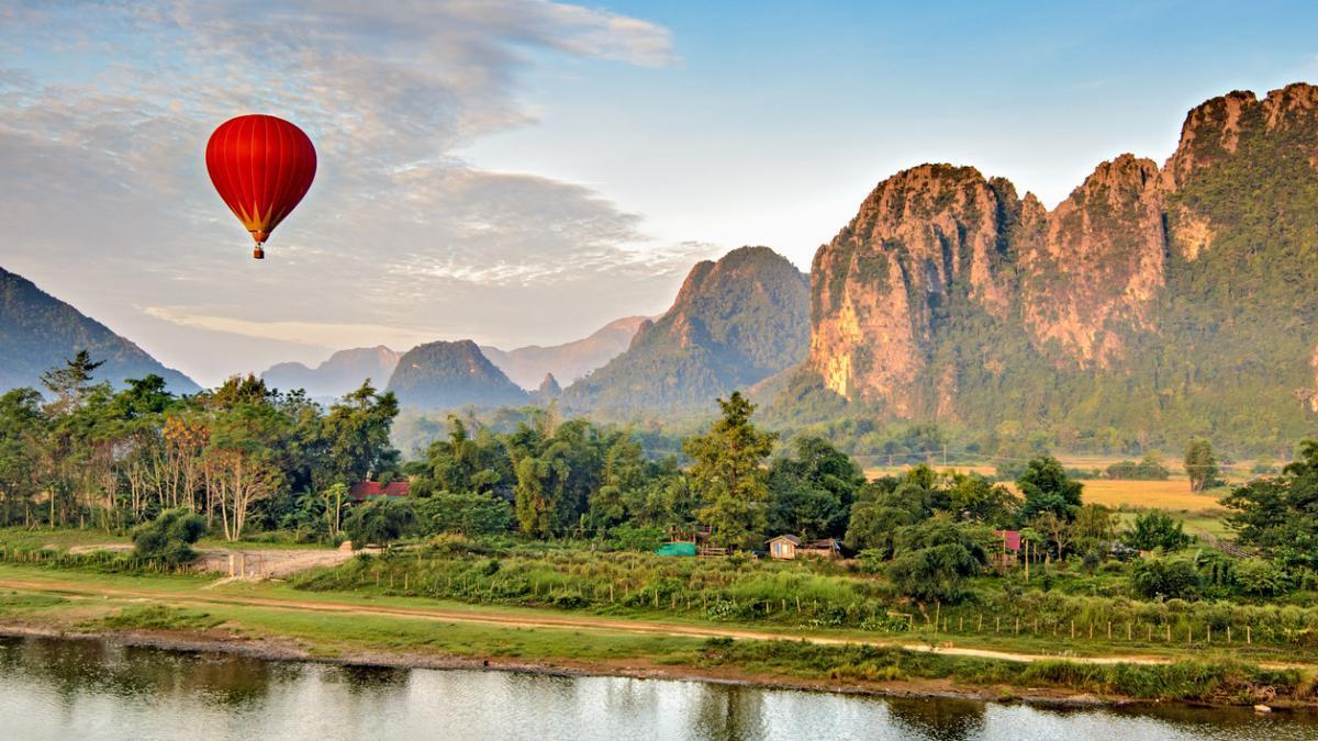 goosebumpmoment about riding a hot air balloon in vang vieng, laos